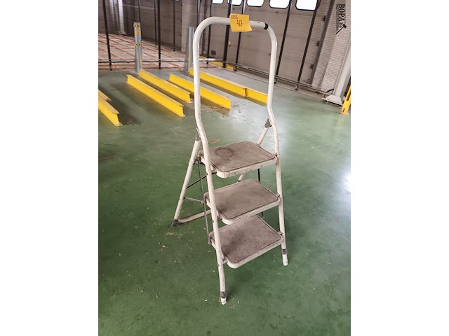 Lot 767 - metalen trapladder - afbeelding 1 van  2