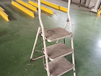 Lot 767 - metalen trapladder - afbeelding 1 van  2