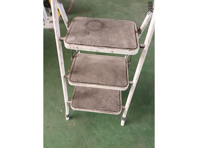 Lot 767 - metalen trapladder - afbeelding 2 van  2