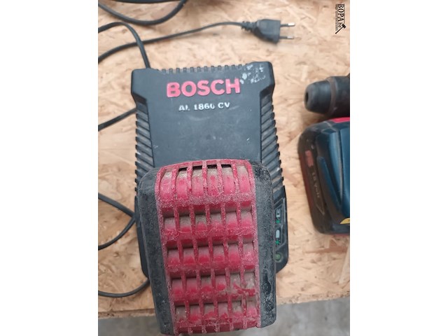 Lot 77 - accu boorhamer bosch en lamp - afbeelding 6 van  9