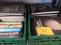 Lot 77 - boeken. 2 bakken - afbeelding 3 van  3