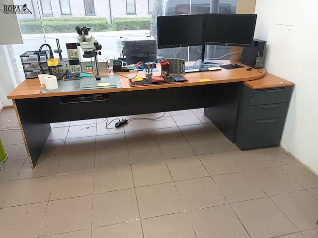 Lot 77 - bureau met ladeblok - afbeelding 1 van  5