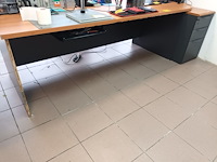 Lot 77 - bureau met ladeblok - afbeelding 2 van  5