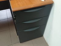 Lot 77 - bureau met ladeblok - afbeelding 3 van  5