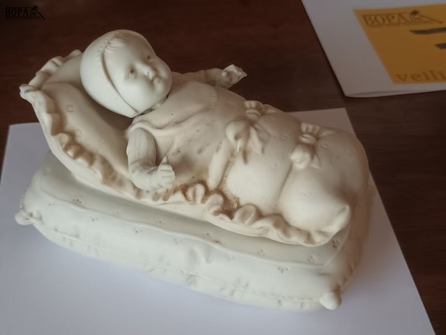 Lot 77 - dekselpotje baby in wieg - afbeelding 1 van  5