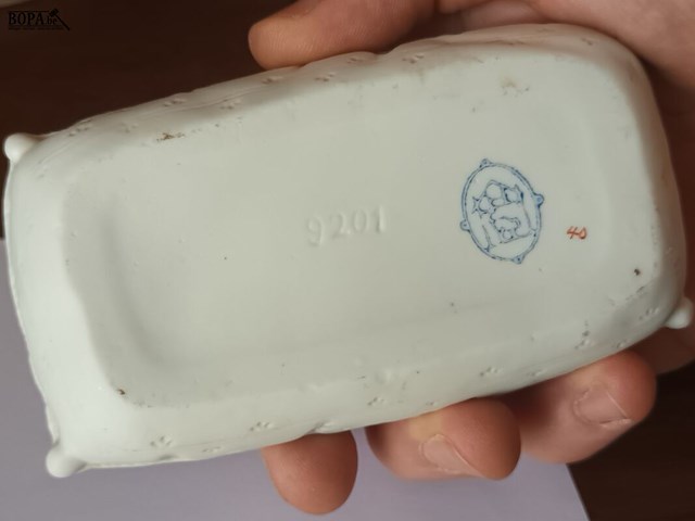 Lot 77 - dekselpotje baby in wieg - afbeelding 4 van  5