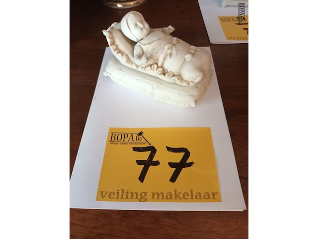 Lot 77 - dekselpotje baby in wieg - afbeelding 5 van  5