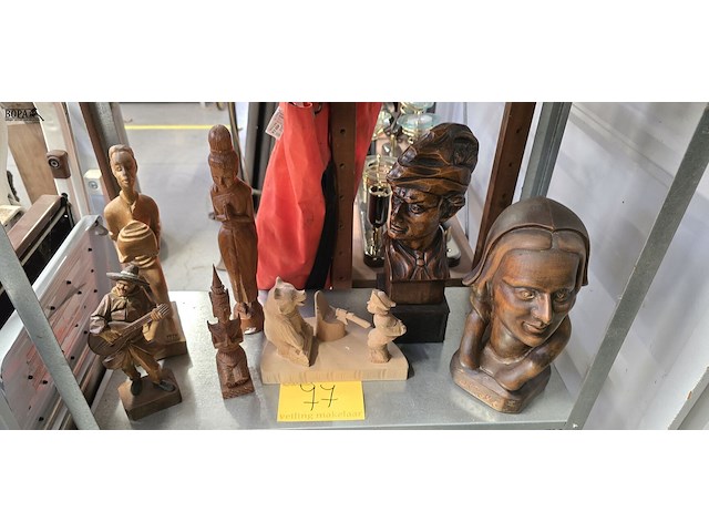Lot 77 - diverse houten beeldjes 7 stuks - afbeelding 1 van  4