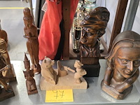 Lot 77 - diverse houten beeldjes 7 stuks - afbeelding 1 van  4