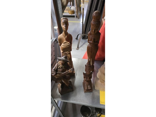 Lot 77 - diverse houten beeldjes 7 stuks - afbeelding 2 van  4