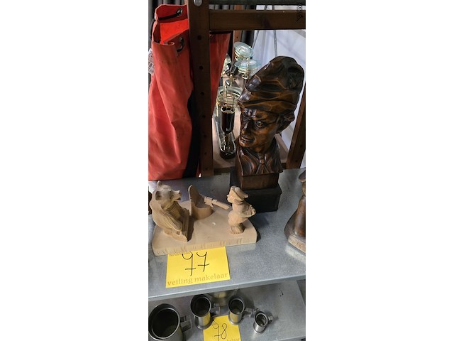 Lot 77 - diverse houten beeldjes 7 stuks - afbeelding 3 van  4