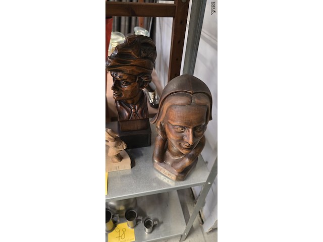 Lot 77 - diverse houten beeldjes 7 stuks - afbeelding 4 van  4