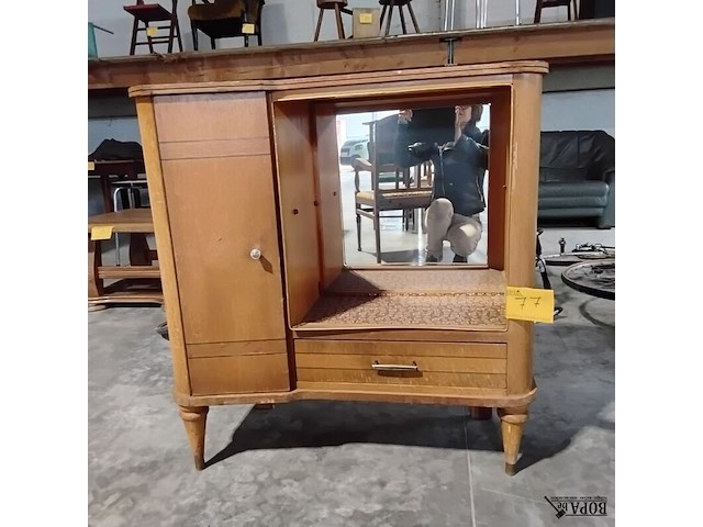 Lot 77 - elegant vintage kastje - te restaureren - glas ontbreekt - afbeelding 1 van  6