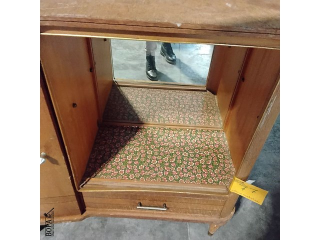 Lot 77 - elegant vintage kastje - te restaureren - glas ontbreekt - afbeelding 2 van  6