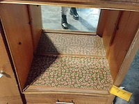 Lot 77 - elegant vintage kastje - te restaureren - glas ontbreekt - afbeelding 2 van  6