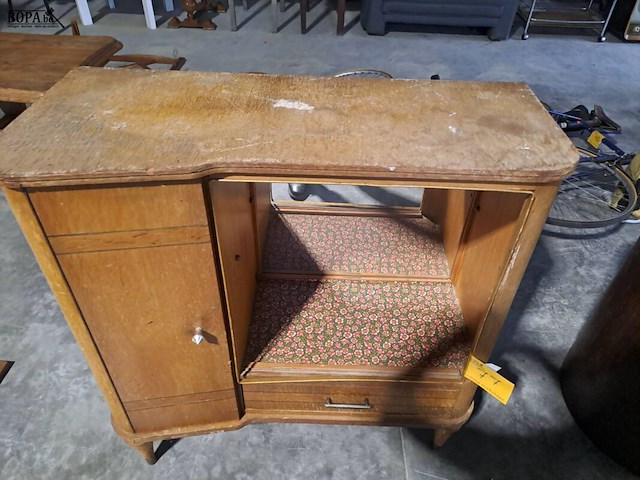 Lot 77 - elegant vintage kastje - te restaureren - glas ontbreekt - afbeelding 5 van  6