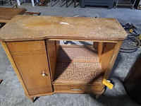 Lot 77 - elegant vintage kastje - te restaureren - glas ontbreekt - afbeelding 5 van  6