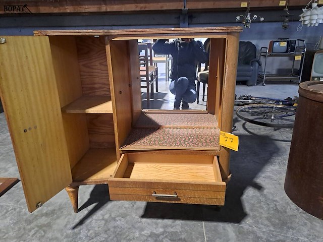 Lot 77 - elegant vintage kastje - te restaureren - glas ontbreekt - afbeelding 6 van  6