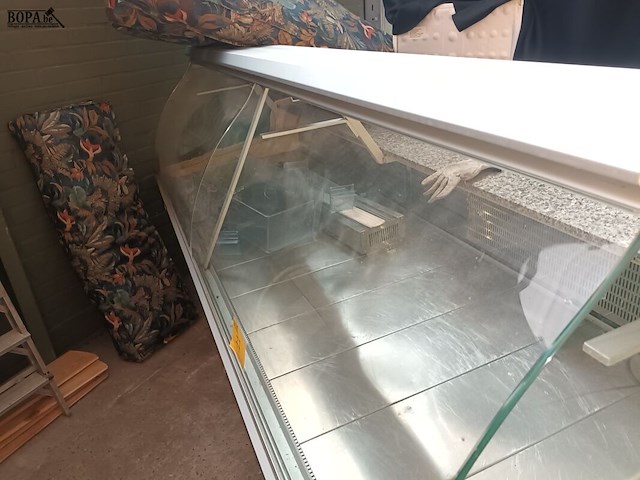 Lot 77 - gekoelde toonbank - afbeelding 2 van  7