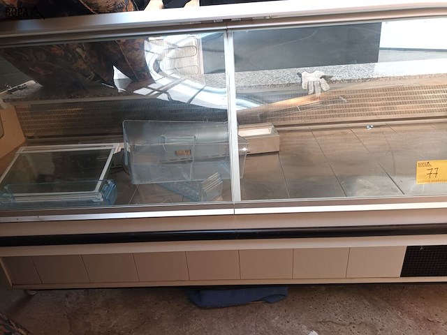 Lot 77 - gekoelde toonbank - afbeelding 7 van  7