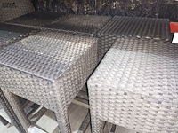 Lot 77 - hoge tafel met krukken - afbeelding 2 van  3