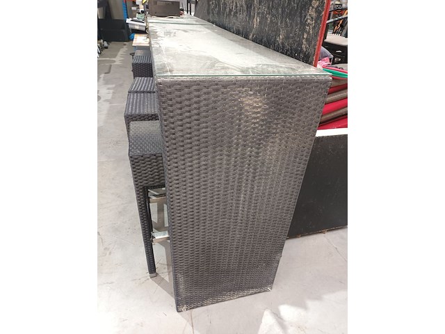 Lot 77 - hoge tafel met krukken - afbeelding 3 van  3