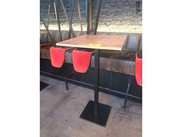 Lot 77 - hoge vierkante tafel. 8 stuks - afbeelding 1 van  3