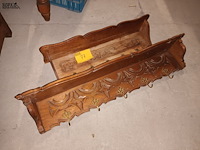 Lot 77 - houten kapstokken. 3 stuks - afbeelding 1 van  4