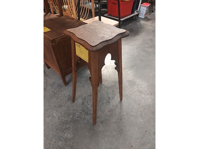 Lot 77 - houten plantentafel - afbeelding 1 van  4
