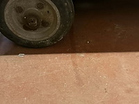 Lot 77 - industriële kar 2 zwenkwielen 50*85 - afbeelding 3 van  4