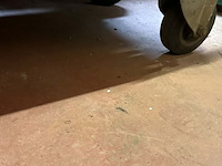 Lot 77 - industriële kar 2 zwenkwielen 50*85 - afbeelding 4 van  4