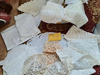 Lot 77 - kanten en geborduurde tafelkleedjes - afbeelding 1 van  4