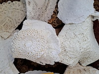 Lot 77 - kanten en geborduurde tafelkleedjes - afbeelding 2 van  4
