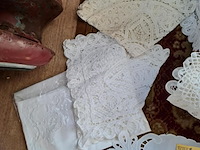 Lot 77 - kanten en geborduurde tafelkleedjes - afbeelding 3 van  4