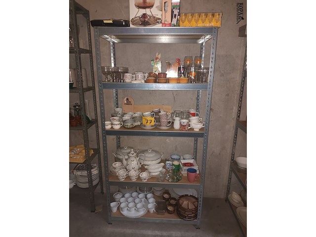 Lot 77 - keukengerei en huisraad. inhoud rek - afbeelding 1 van  5