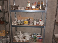Lot 77 - keukengerei en huisraad. inhoud rek - afbeelding 1 van  5