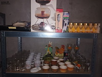 Lot 77 - keukengerei en huisraad. inhoud rek - afbeelding 2 van  5