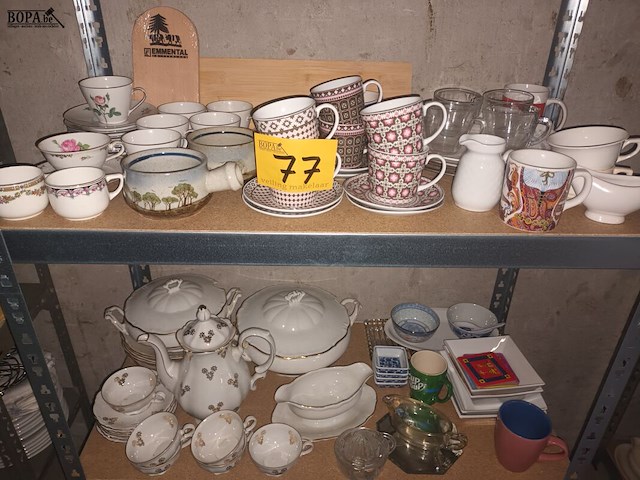 Lot 77 - keukengerei en huisraad. inhoud rek - afbeelding 3 van  5