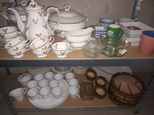 Lot 77 - keukengerei en huisraad. inhoud rek - afbeelding 4 van  5