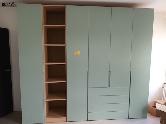 Lot 77 - kleerkast - afbeelding 1 van  4