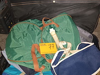 Lot 77 - koffer met tassen. 13 stuks - afbeelding 1 van  4