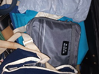 Lot 77 - koffer met tassen. 13 stuks - afbeelding 2 van  4