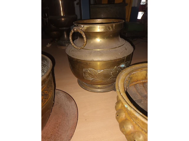 Lot 77 - koperen bloempotten. 3 stuks - afbeelding 3 van  4