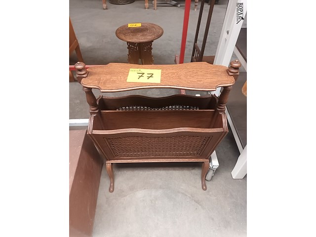 Lot 77 - krantenrekje - afbeelding 1 van  3