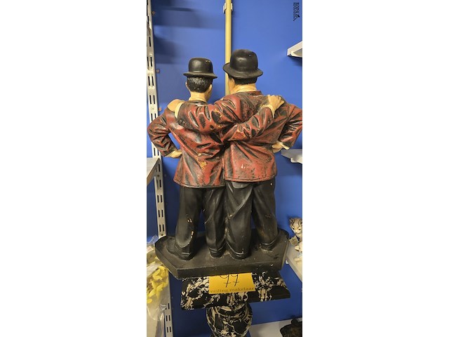 Lot 77 - laurel & hardy beeld - afbeelding 3 van  3