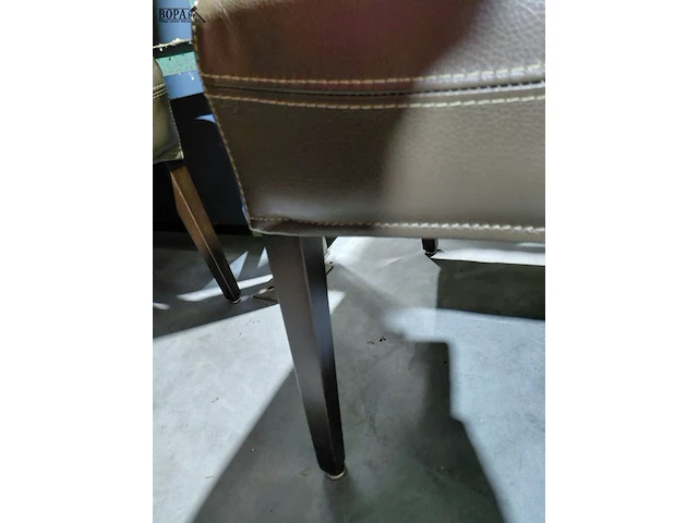Lot 77 - moderne lederen stoelen - perfecte staat - 6 stuks - afbeelding 6 van  8