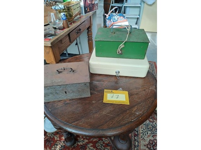 Lot 77 - oude metalen geldkisten - afbeelding 1 van  3