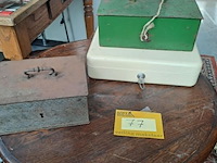 Lot 77 - oude metalen geldkisten - afbeelding 1 van  3