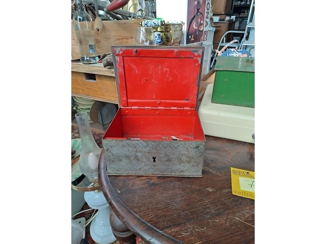 Lot 77 - oude metalen geldkisten - afbeelding 2 van  3