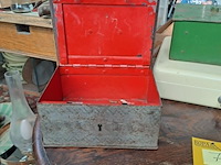 Lot 77 - oude metalen geldkisten - afbeelding 2 van  3